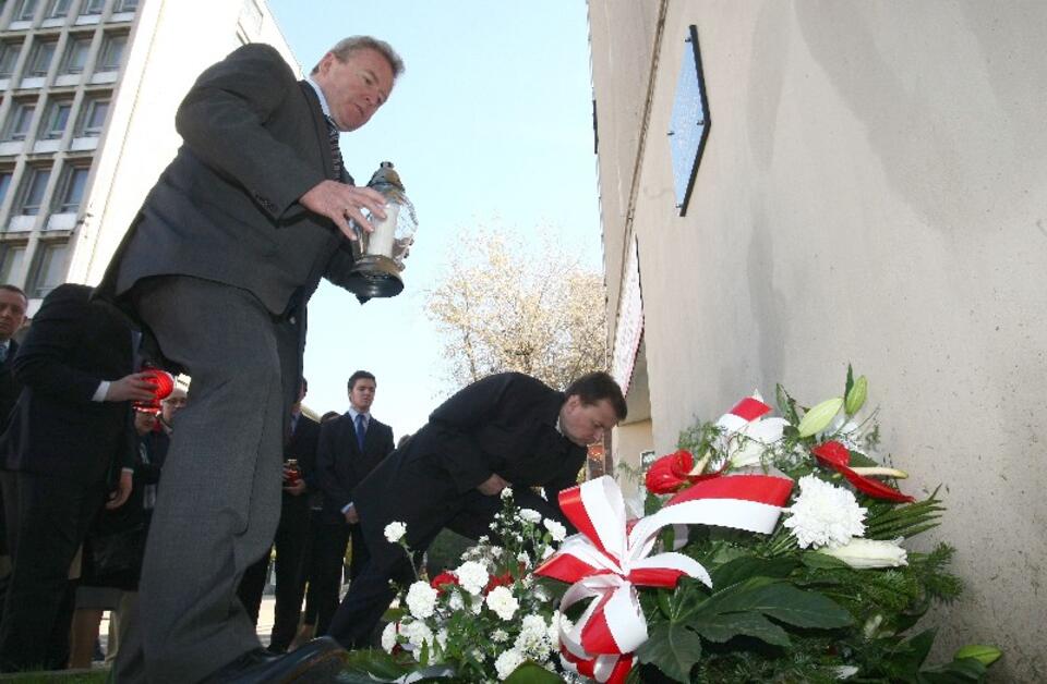 Eurodeputowany Janusz Wojciechowski złożyli kwiaty przed pamiątkową tablicą na budynku gdzie mieści się biuro PiS, w drugą rocznicę śmierci Marka Rosiaka. PAP/Grzegorz Michałowski