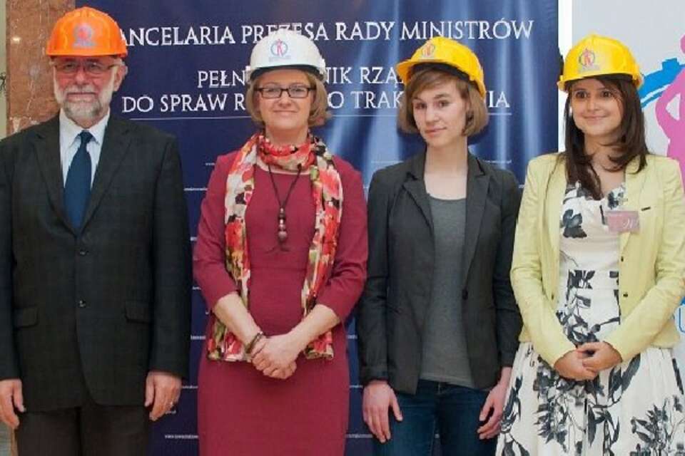 W białym kasku minister Kozłowska-Rajewicz/fot. kozlowska-rajewicz.pl