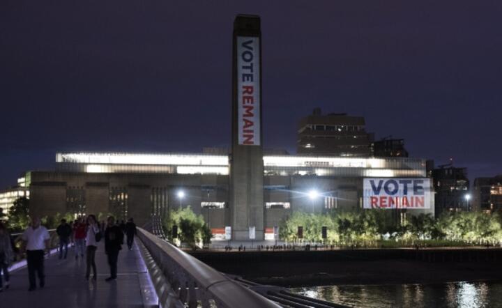 Tate Modern Gallery w Londynie z powieszonymi transparentami wzywającymi do głosowania za pozostaniem Wielkiej Brytanii w UE, fot. PAP/EPA/WILL OLIVER