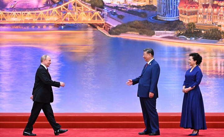 Przywódca Chin Xi Jinping (2P) wita prezydenta Rosji Władimira Putina (L) / autor: PAP/EPA/SERGEY BOBYLEV/SPUTNIK