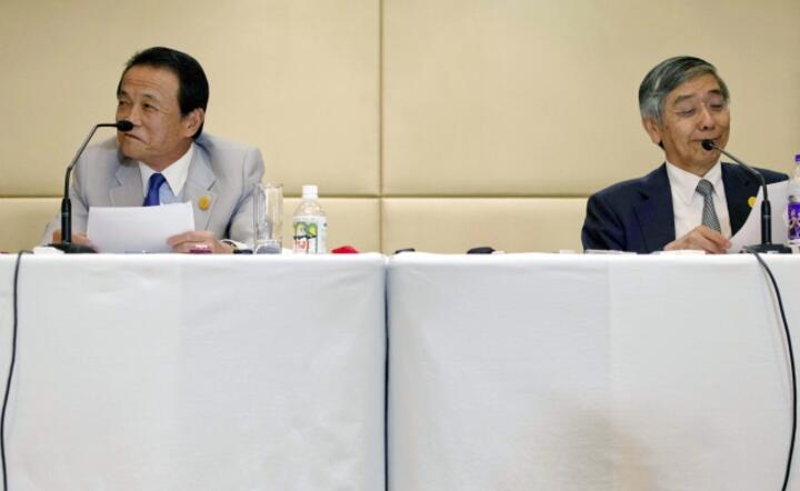 Wicepremier i minister finansów Japonii Taro Aso (po lewej) i prezes Bank of Japan Haruhiko Kuroda na ostatnim posiedzeniu G20, fot. PAP/EPA/NG HAN GUAN