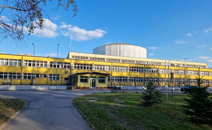 Budynek reaktora MARIA. Październik 2022 / autor: Autorstwa Maciej Lipka - Praca własna, CC BY-SA 4.0, https://commons.wikimedia.org/w/index.php?curid=124148705