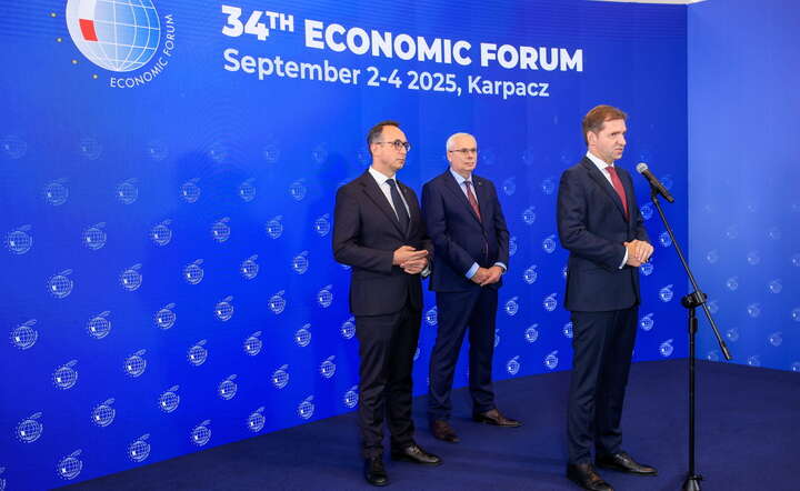 Minister infrastruktury Dariusz Klimczak (L), prezes spółki PKP Intercity Janusz Malinowski (2L) oraz prezes PLL LOT Michał Fijoł (P) podczas briefingu na XXXIV Forum Ekonomicznym / autor: PAP/Jarek Praszkiewicz