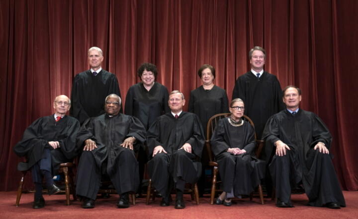 Sędziowie Sądu Najwyższego USA jeszcze z śp. Ruth Ginsburg (siedzi 2L). Prezydent Trump powiedział, że już w przyszłym tygodniu zgłosi na miejsce Ginsburg nową osobę  / autor: PAP/EPA/JIM LO SCALZO