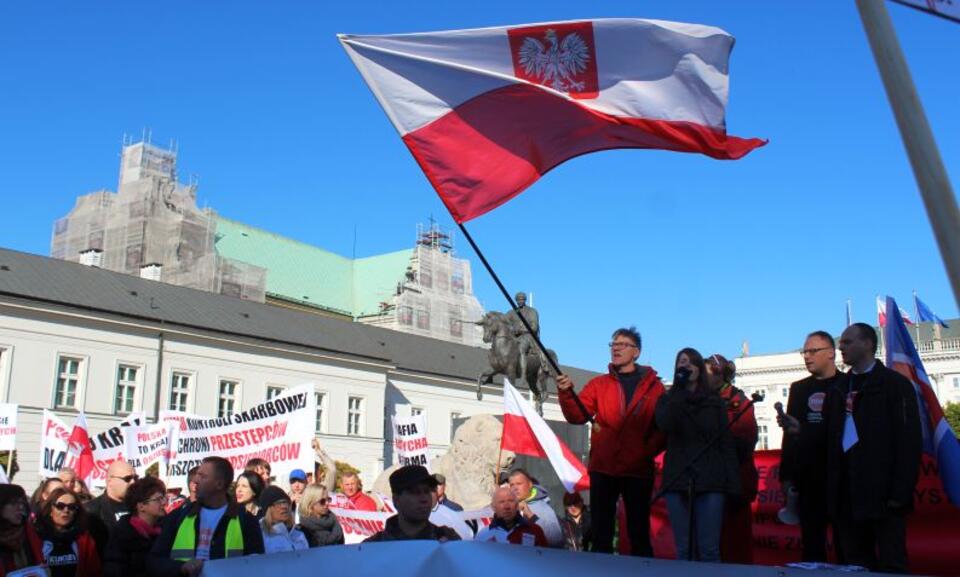 Z flagą Maciej Pawlicki. Fot. wPolityce.pl