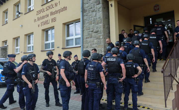 W poszukiwaniach podejrzanego bierze udział kilkuset uzbrojonych policjantów / autor: PAP/Grzegorz Momot