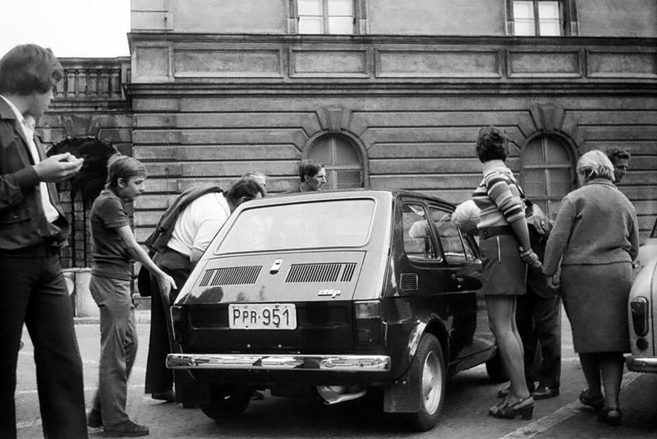 Pierwsze polskie fiaty 126p wzbudzały niebywałe zainteresowanie przechodniów ( Ostrów Wlkp. w 1973 r.). Fot. Stiopa, Wikipedia.pl