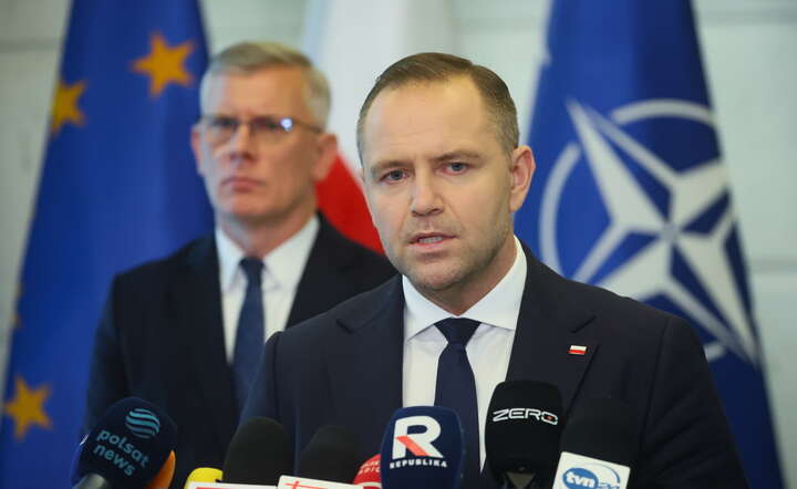 Prezydent Karol Nawrocki (P) i szef BBN Sławomir Cenckiewicz (L) na konferencji prasowej w Warszawie / autor: PAP/Leszek Szymański