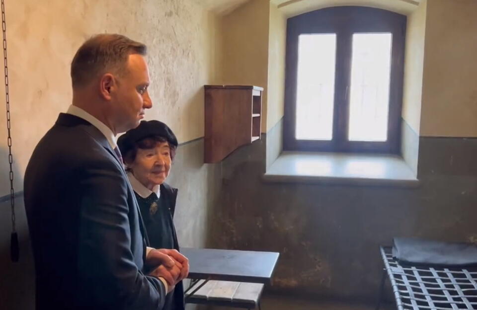 Prezydent Duda i Zofia Pilecka w zrekonstruowanej celi rotmistrza Pileckiego  / autor: screenshot wideo Twitter Kancelaria Prezydenta 