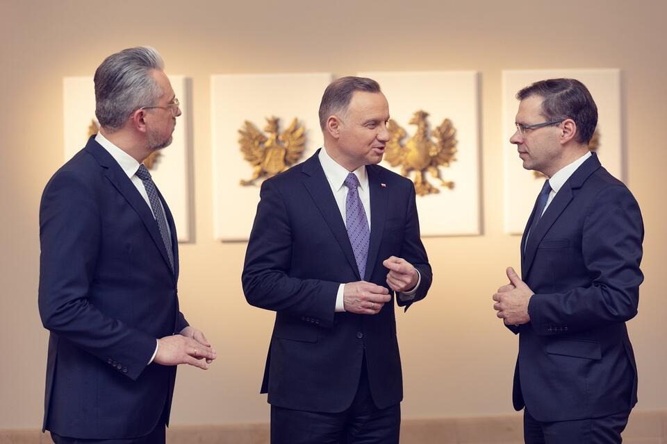 Michał Karnowski i Marcin Wiklo rozmawiają z prezydentem RP Andrzejem Dudą / autor: Fratria