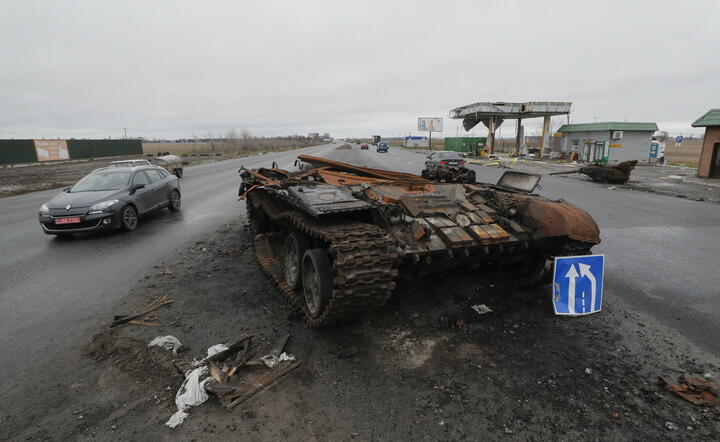 Zniszczony rosyjski czołg w Browarach k/Kijowa / autor: PAP/EPA