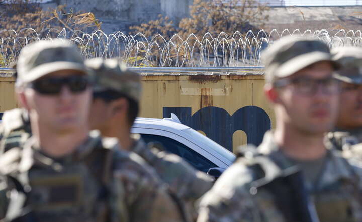 Texas Governor Greg Abbott speaks about border security / autor: PAP/EPA/Adam Davis