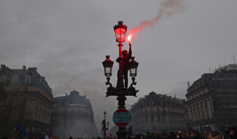 Paryż: wizyta Karola III przełożona przez demonstracje