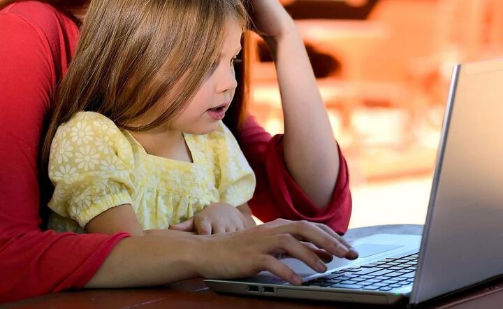 Dzieci w sieci często spędzają zbyt dużo czasu. Rodzice muszą to kontrolować.  / autor: Pixabay