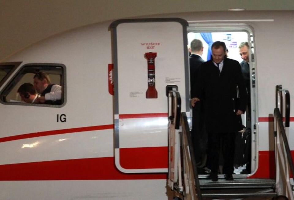 Premier Donald Tusk wychodzi z samolotu na wojskowym lotnisku Okęcie, 8 bm. po powrocie z Brukseli. Fot. PAP/Leszek Szymański