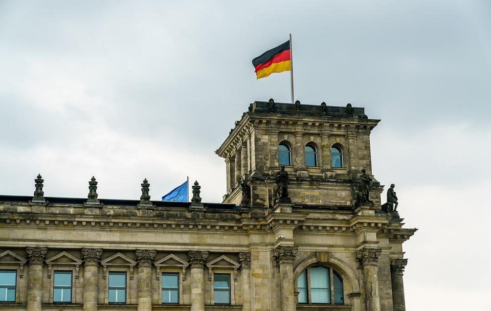 Niemiecka flaga nad Bundestagiem / autor: Fratria