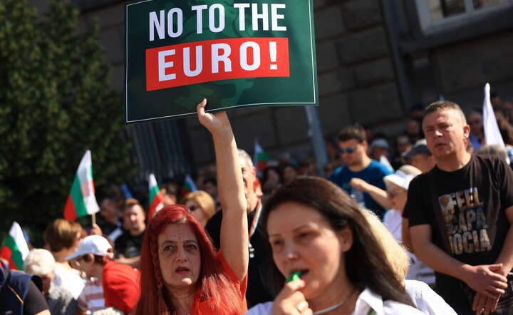 Demonstracja opozycji w Sofii przeciw akcesowi Bułgarii do strefy euro / autor: PAP/EPA/VASSIL DONEV