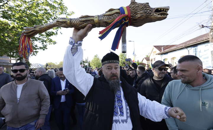 Zwolennicy George Simiona z charakterystycznym Smokiem Draco, symbolem stronnictwa konserwatystów / autor: PAP/EPA/ROBERT GHEMENT