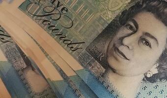 Bank Anglii wpompuje w gospodarkę dodatkowe 100 mld funtów