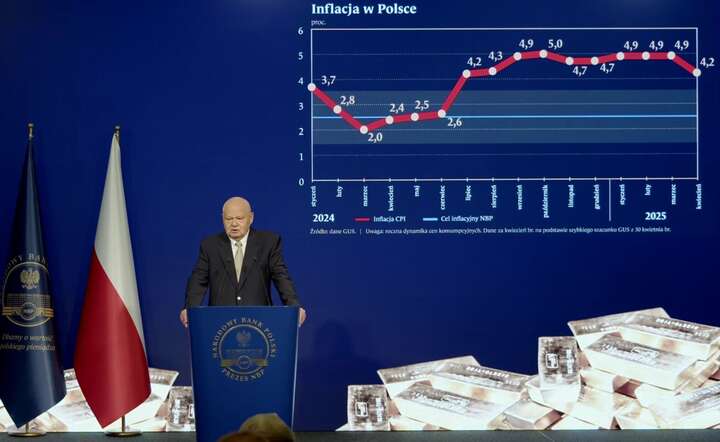 Prezes NBP prof. Adam Glapiński na konferencji prasowej, 8 maja 2025 / autor: NBP YT @nbppl - screen