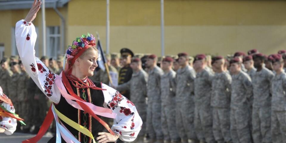 Ceremonia powitania żołnierzy NATO na Ukrainie. PAP/EPA