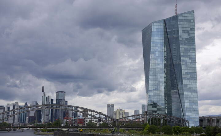 Siedziba Europejskiego Banku Centralnego we Frankfurcie nad Menem / autor: PAP/EPA/CHRISTOPHER NEUNDORF