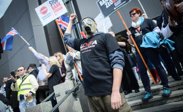 Manifestanci pod siedzibą NBP fot. PAP / Jacek Turczyk
