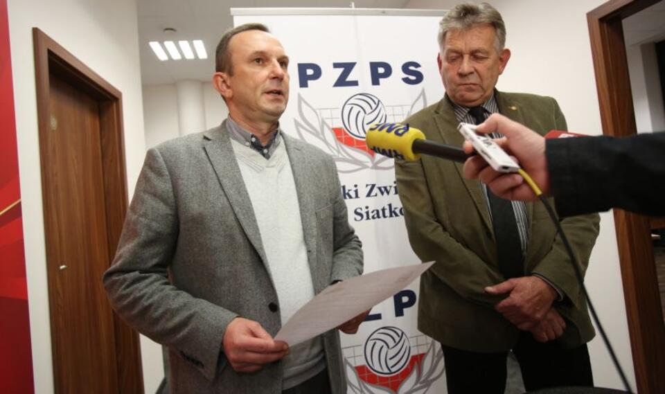 Fot. PAP/Leszek Szymański/Sekretarz generalny PZPS Andrzej Lemek (P) i rzecznik prasowy Janusz Uznański (L)