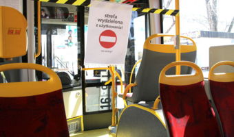 Wybór siedzenia w autobusie wpływa na możliwość infekcji koronawirusem