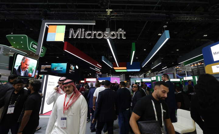 Stanowisko Microsoftu na targach technologicznych w Dubaju / autor: PAP/EPA/ALI HAIDER