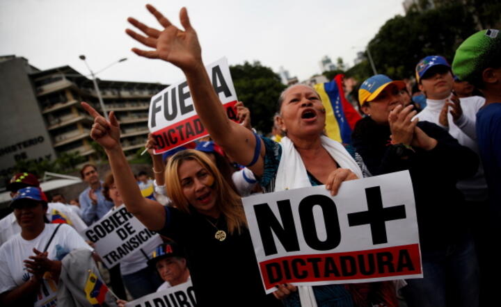 Demonstranci na ulicach Caracas, stolicy kraju / autor: PAP/EPA/BIENVENIDO VELASCO 