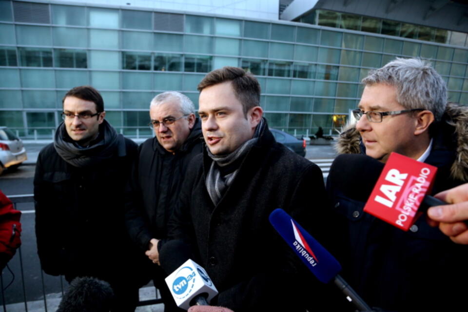 Delegacja PiS tuż przed wylotem na Ukrainę. PAP/Tomasz Gzell