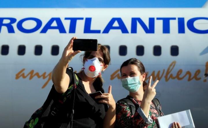 Obywatele Portugalii przygotowują się do lotu do Lizbony, w obawie przed wybuchem koronawirusa, na międzynarodowym lotnisku Nicolau Lobato w Dili w Timorze Wschodnim, 4 kwietnia 2020 r. / autor: PAP / EPA.