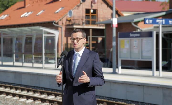 Premier Mateusz Morawiecki podczas konferencji prasowej na dworcu kolejowym w Szczytnie, 4 bm. / autor: PAP/Tomasz Waszczuk