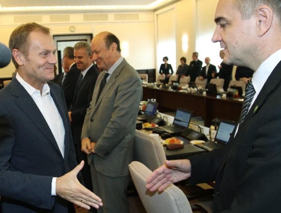 Premier Donald Tusk wita wicepremiera Waldemara Pawlaka przed wtorkowym posiedzeniem rządu, PAP