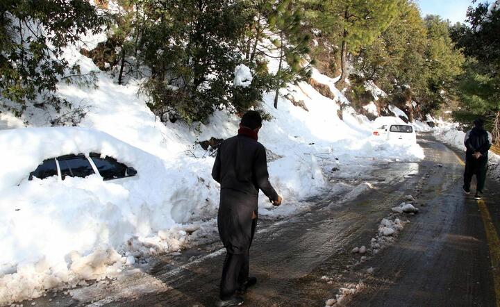Tragedia wywołana nagłymi opadami śniegu / autor: PAP/EPA/SOHAIL SHAHZAD
