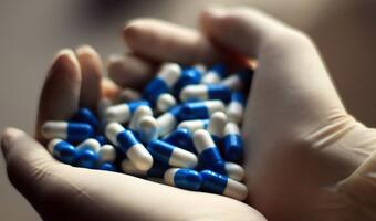 Johnson: tabletki lub kapsułki przeciwko Covid-19 dostępne do jesieni