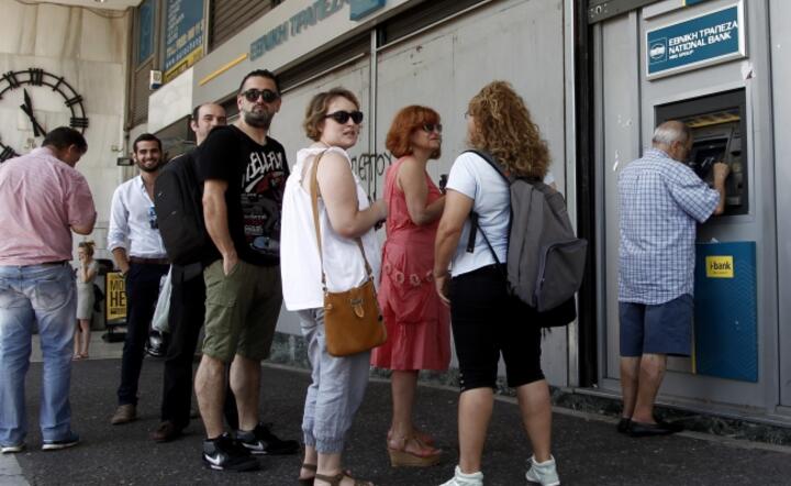 Poniedziałkowa kolejka pod bankomatem w Atenach fot. PAP / EPA / Alexandros Vlachos 