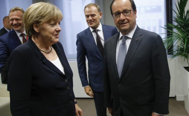 Kanclerz Niemiec Angela Merkel i prezydent Francji Francois Hollande na nadzwyczajnym spotkaniu szefów państw eurogrupy. Z tyłu szef Rady Europejskiej Donald Tusk, fot. PAP / EPA/OLIVIER HOSLET