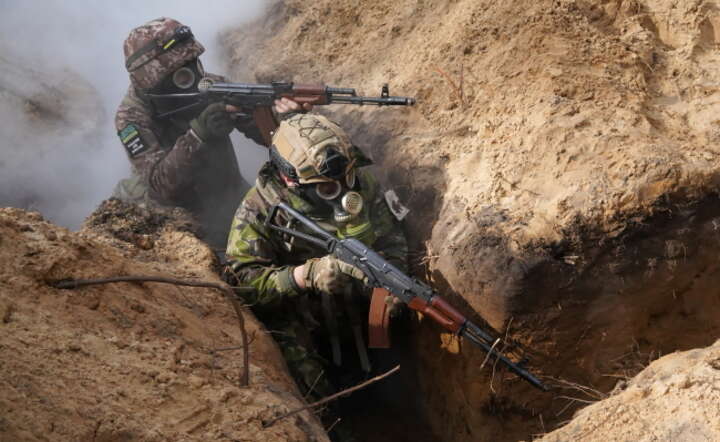 Szkolenie żołnierzy ukraińskich do szturmu okopów / autor: PAP/Mykola Kalyeniak