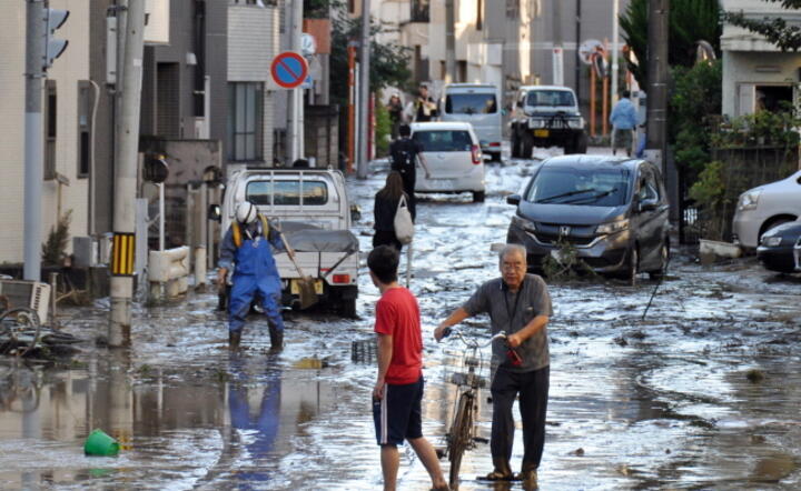 Ulica miasta Kawasaki po przejściu ataku żywiołu / autor: PAP/EPA/JiJI Press