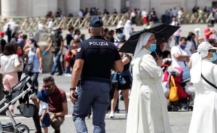 Wierni w maseczkach ochronnych zbierają się na Placu Świętego Piotra podczas modlitwy Angelus Papieża Franciszka, Watykan, 7 VI  / autor: PAP/EPA/GIUSEPPE LAMI