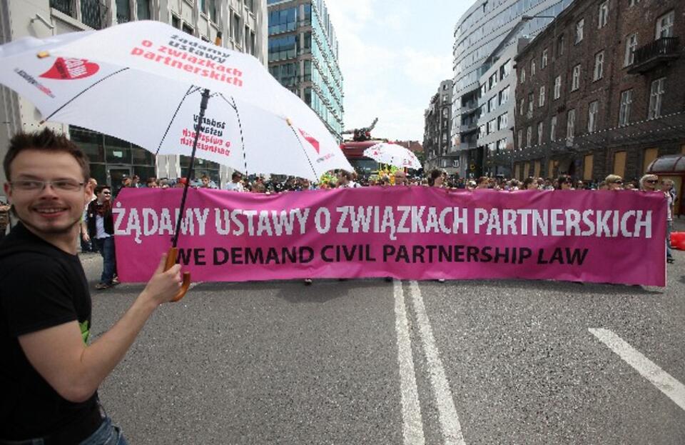 Akceptując promowane przez mniejszości seksualne hasło "związków partnerskich", premier Tusk zniszczył polski konsensus w sprawie ochrony małżeństwa, PAP