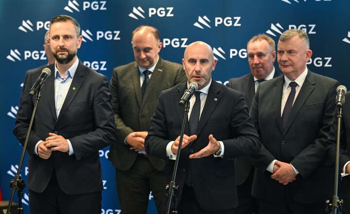 Wicepremier, minister obrony narodowej Władysław Kosiniak-Kamysz (L), wiceszef MON Paweł Bejda (P) oraz prezes Polskiej Grupy Zbrojeniowej Adam Leszkiewicz (C) podczas briefingu w siedzibie PGZ / autor: PAP/Radek Pietruszka