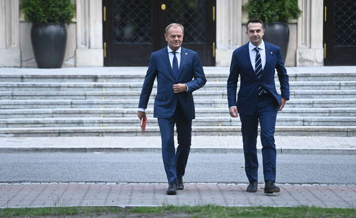 Premier Donald Tusk (L) oraz desygnowany na stanowisko rzecznika rządu dotychczasowy minister ds. UE Adam Szłapka (P) podczas konferencji prasowej / autor: PAP/Piotr Nowak