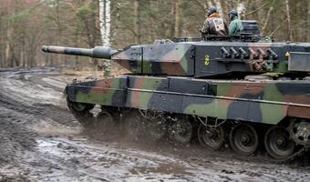 Ukraińscy pancerni wsiadają do Leopardów