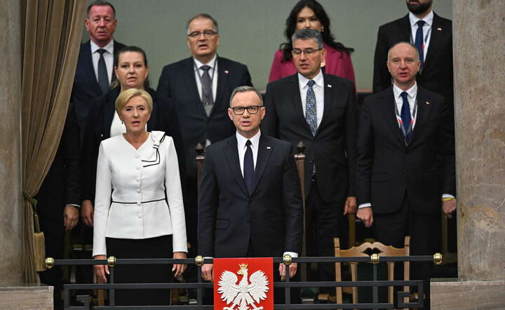 Ustępujący prezydent Andrzej Duda (C) z żoną Agatą Kornhauser-Dudą (L) na sali posiedzień Sejmu w Warszawie / autor: PAP/Radek Pietruszka
