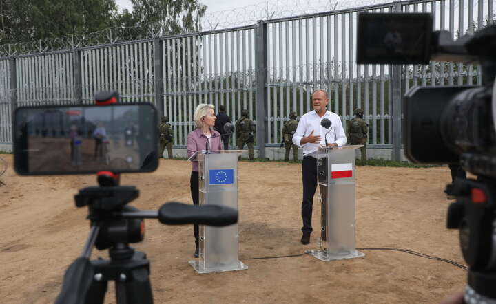 Premier Donald Tusk (P) oraz przewodnicząca Komisji Europejskiej Ursula von der Leyen (L) na konferencji prasowej na granicy polsko-białoruskiej w miejscowości Ozierany Małe / autor: PAP/Artur Reszko