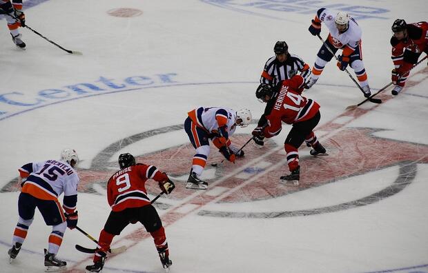 Rozgrywki NHL (zdj. ilustracyjne) / autor: wikimedia commons/slgckgc - Face-Off/CC BY 2.0