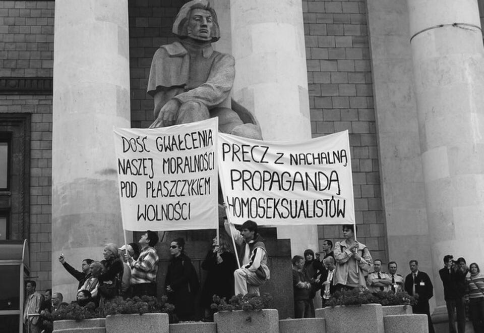 Polacy wciąż nie traktują homoseksualizmu tak, jak chcieliby tego progejowscy aktywiści. Na zdj. manifestacja przeciw homo-propagandzie w Warszawie w 2006 roku. Fot. sxc.hu